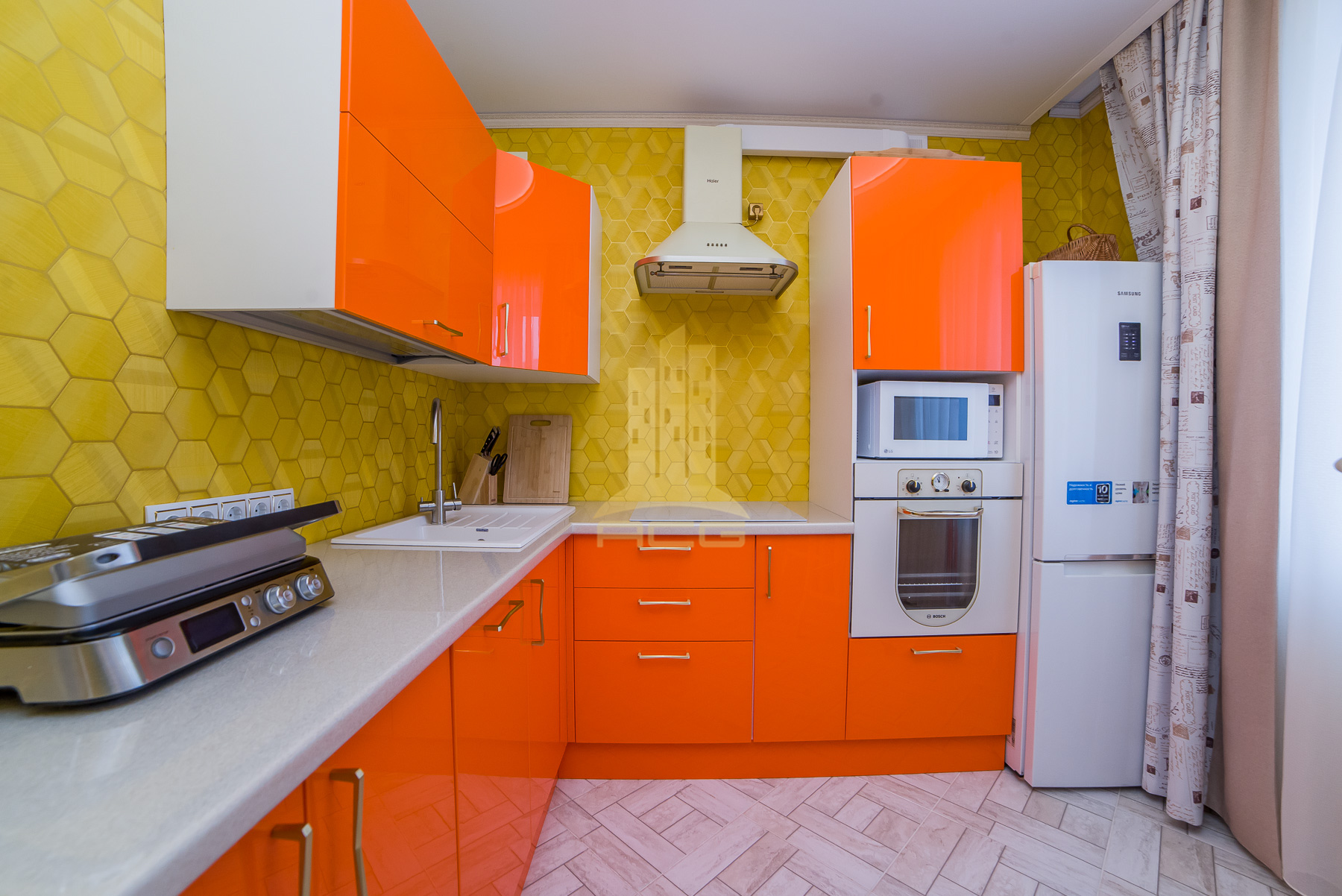 яркая кухня в желтых и оранжевых цветах