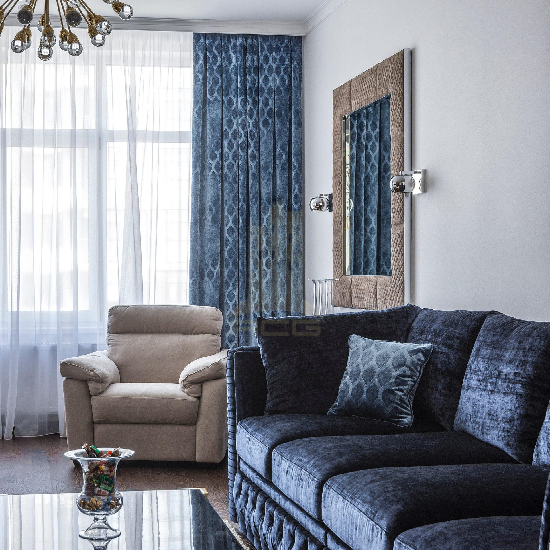 светлая гостиная с синим диваном и синими шторами